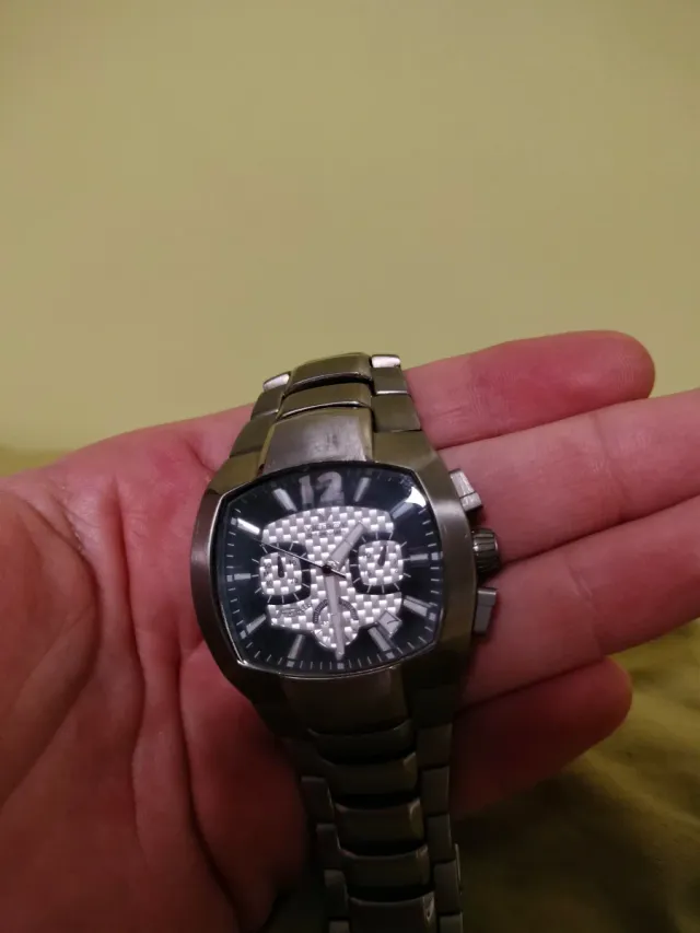 Reloj de pulsera con calavera
