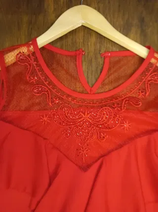Elegante camiseta de vestir roja