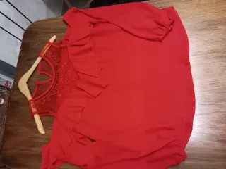 Elegante camiseta de vestir roja