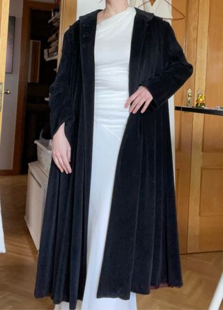 Abrigo capa diseño negro