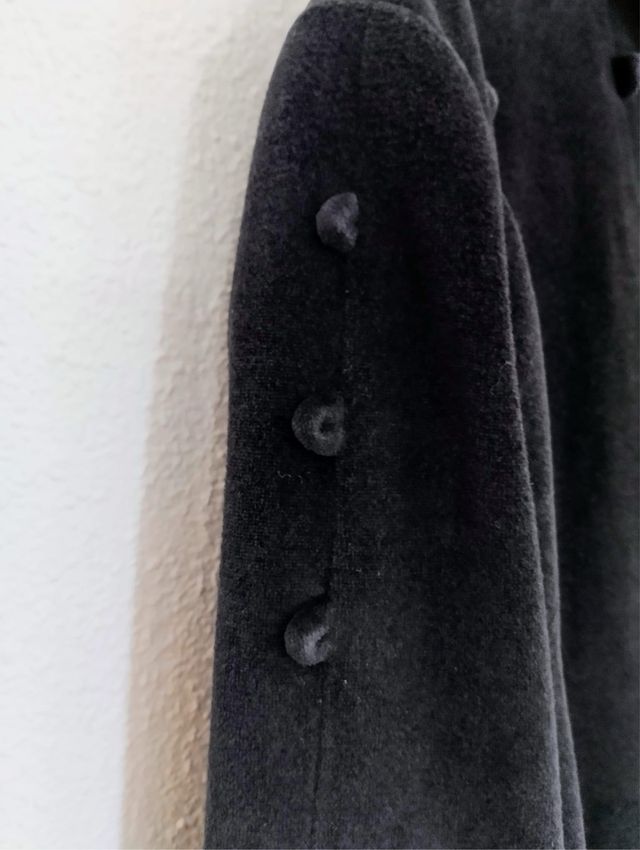 Abrigo capa diseño negro