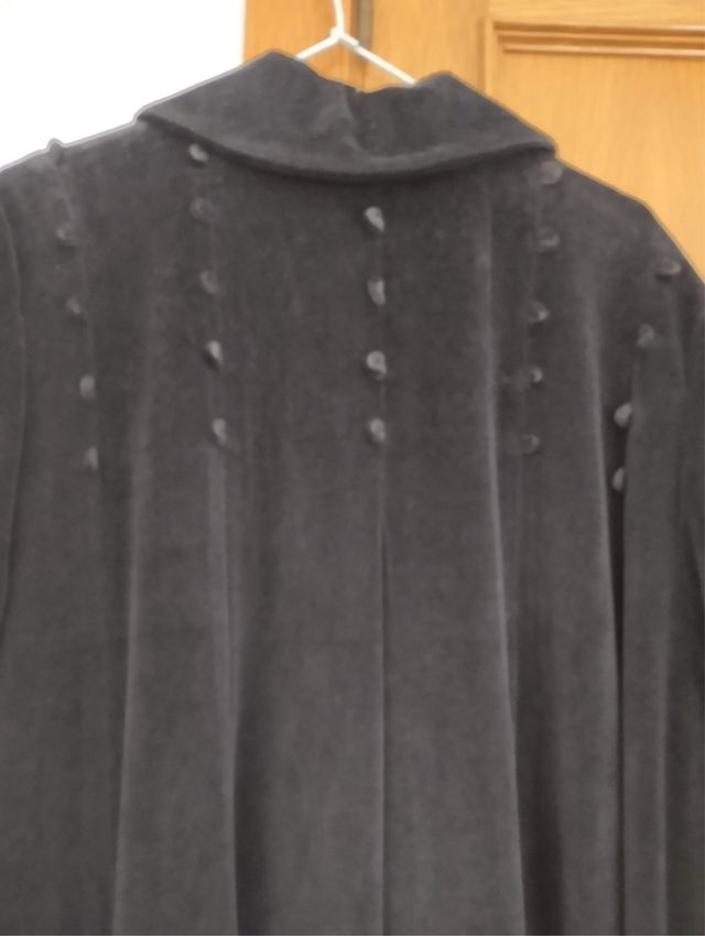 Abrigo capa diseño negro