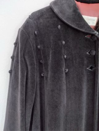 Abrigo capa diseño negro