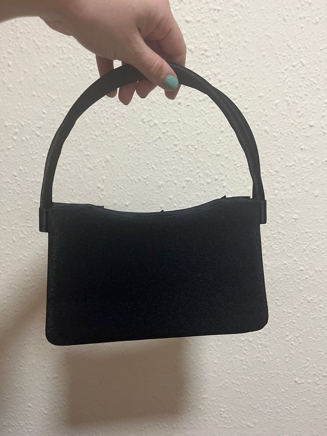 Bolso de mano negro con adornos florales