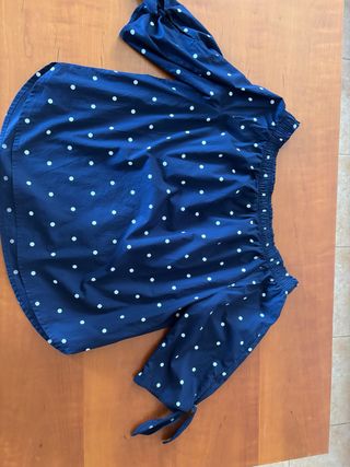 Camisa cuello barco, lunares azul marino y blanco.