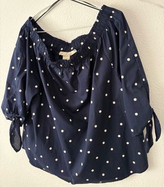 Camisa cuello barco, lunares azul marino y blanco.