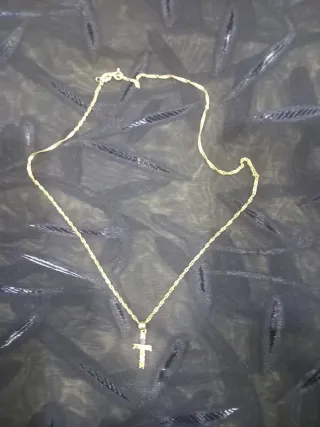 Cadena y cruz de plata con piedras