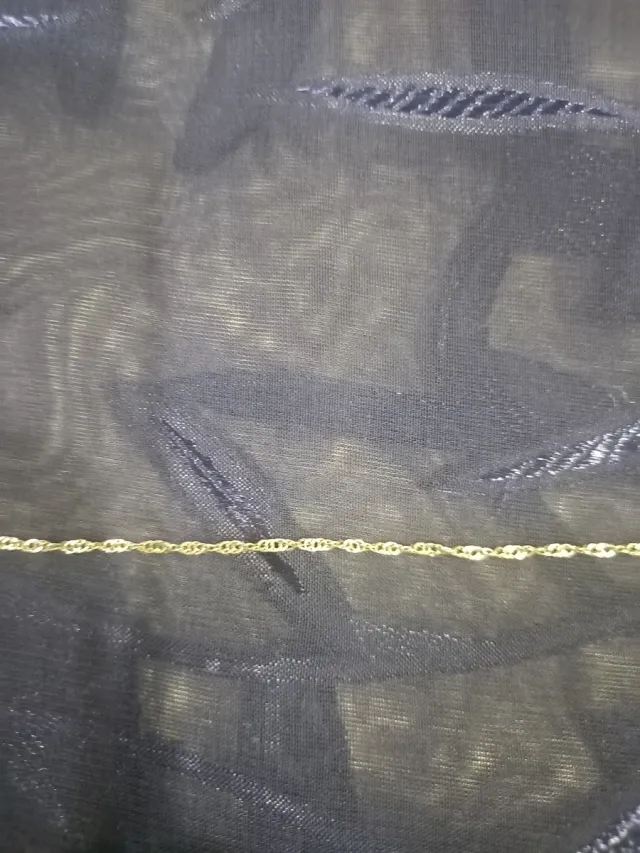 Cadena y cruz de plata con piedras