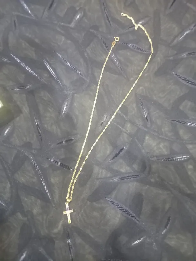 Cadena y cruz de plata con piedras