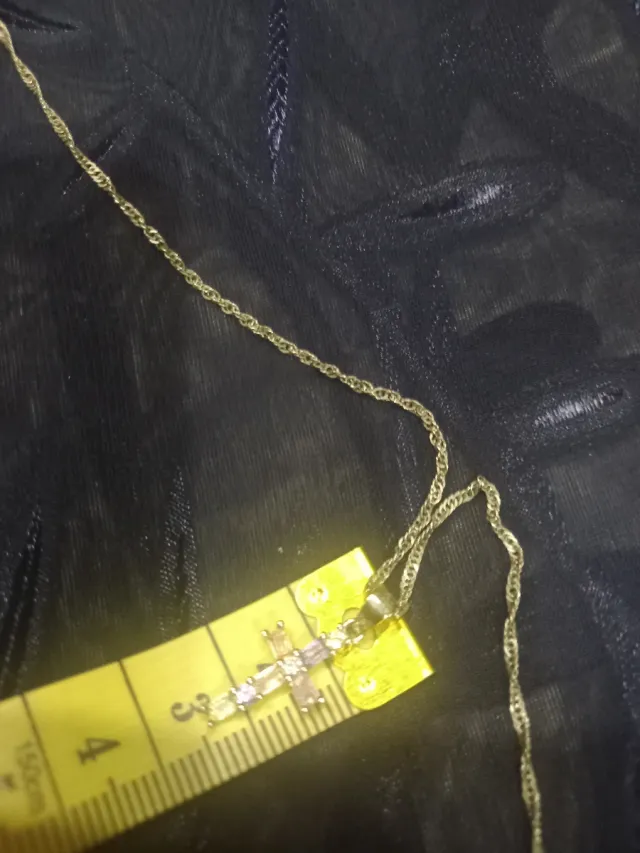 Cadena y cruz de plata con piedras