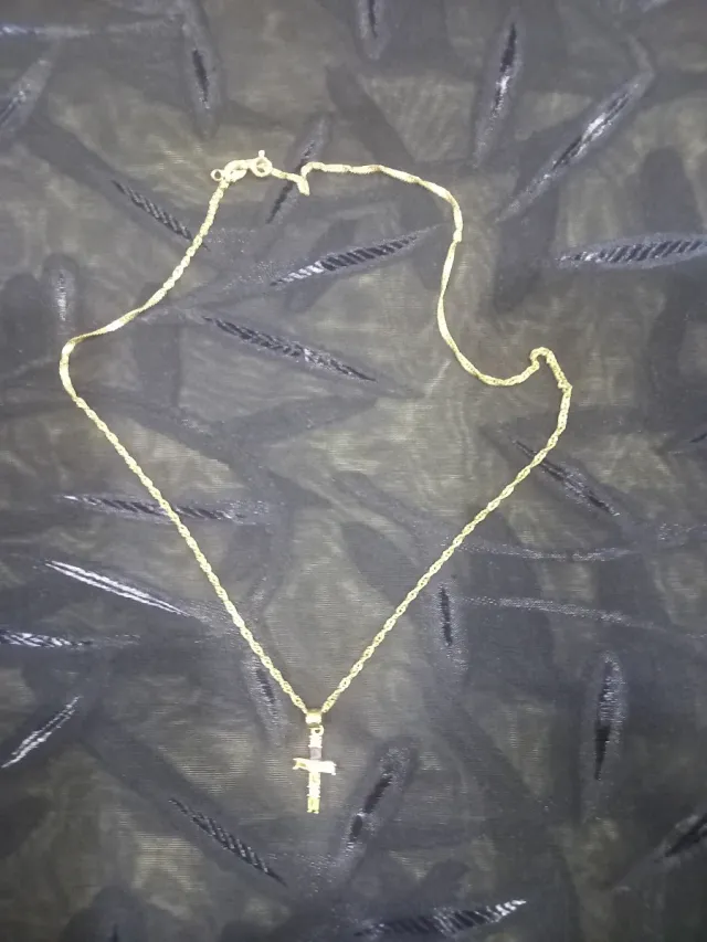 Cadena y cruz de plata con piedras