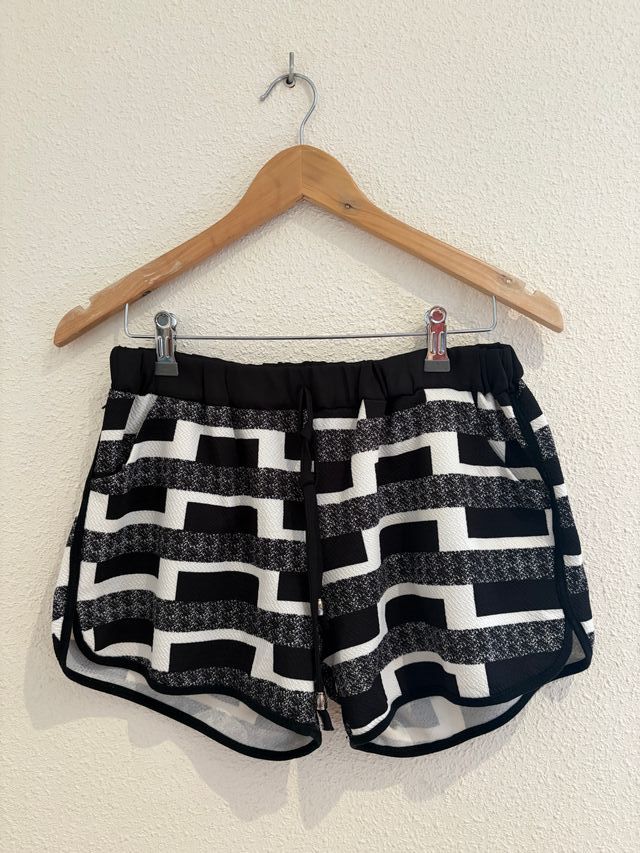 Pantalón corto estampado blanco y negro