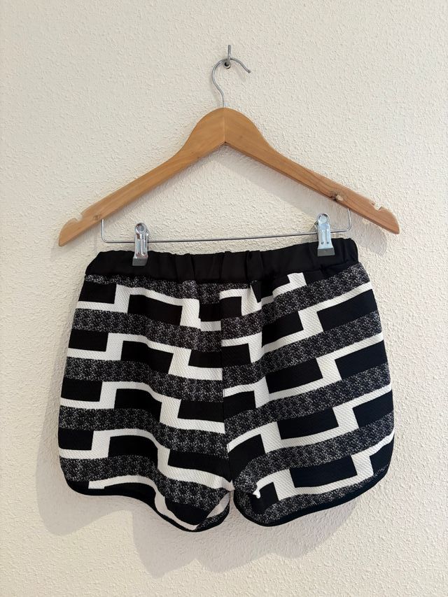 Pantalón corto estampado blanco y negro