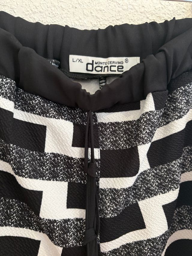 Pantalón corto estampado blanco y negro