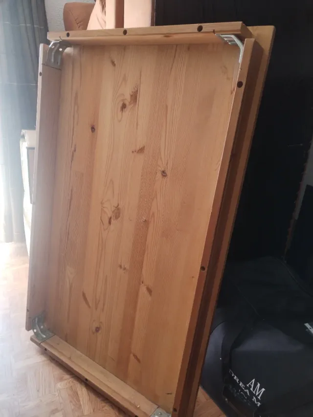 Mesa de comedor de madera