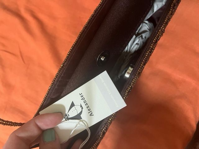 Bolso de mano negro con detalles dorados