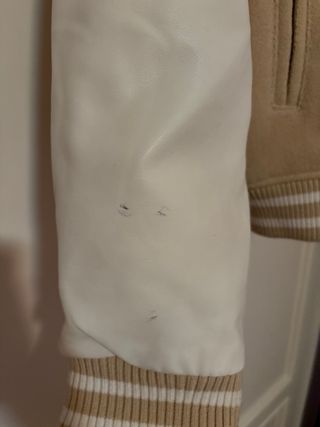 Chaqueta universitaria beige y blanca