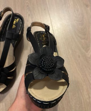 Sandalias negras con flor