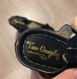 Sandalias negras con flor