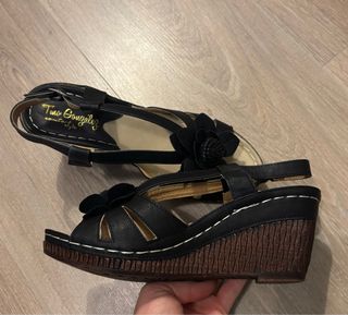 Sandalias negras con flor