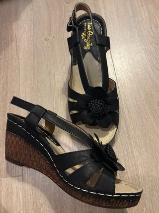 Sandalias negras con flor