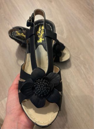 Sandalias negras con flor