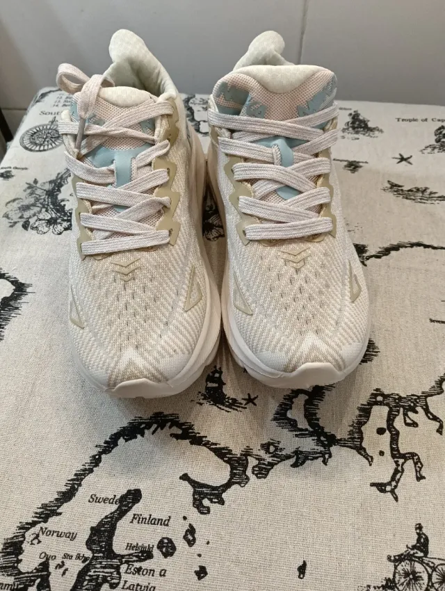 Zapatillas deportivas blancas y azules