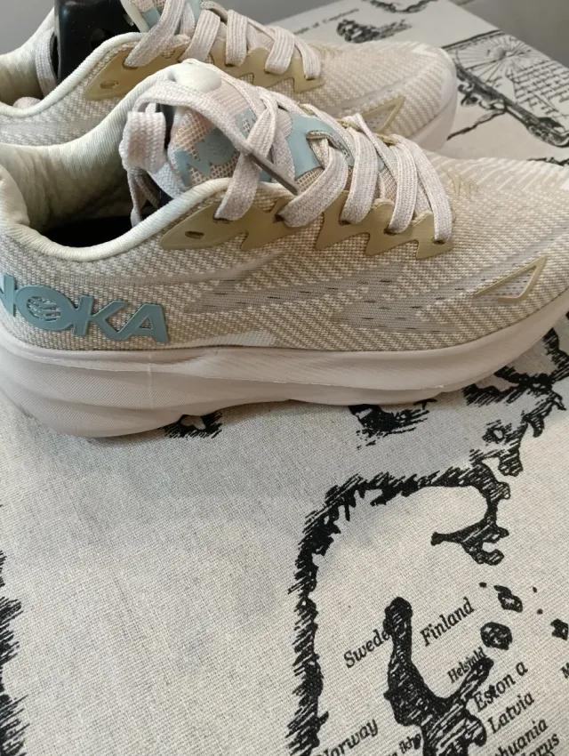 Zapatillas deportivas blancas y azules