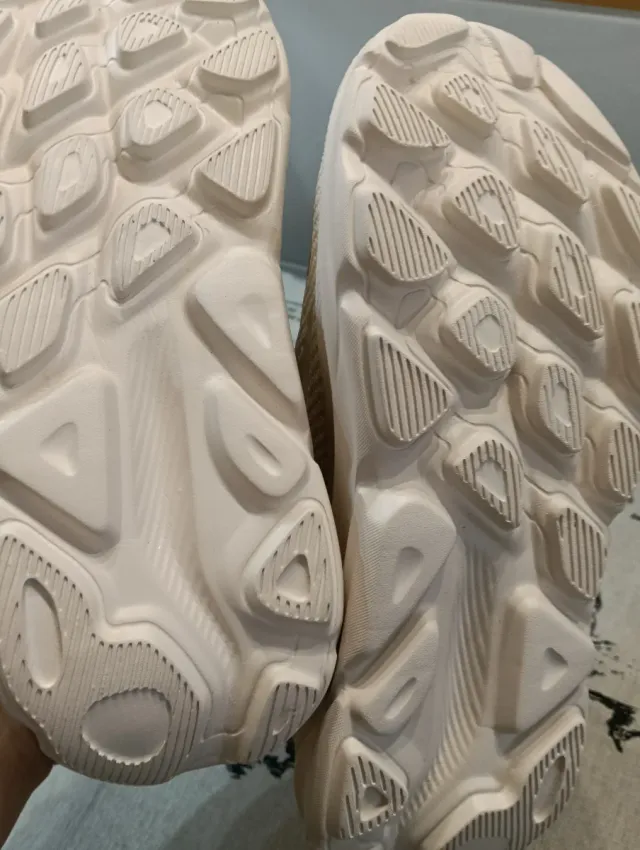 Zapatillas deportivas blancas y azules