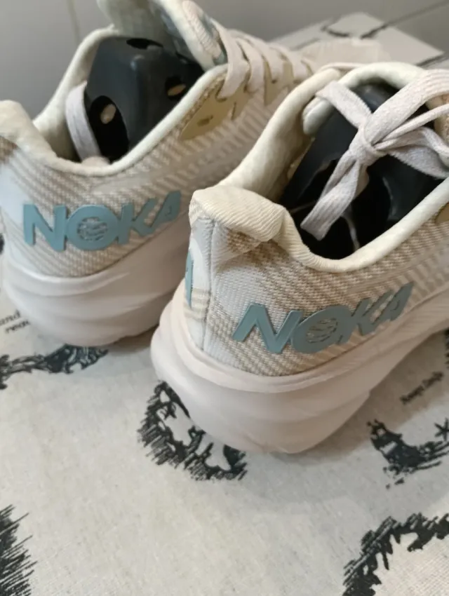 Zapatillas deportivas blancas y azules