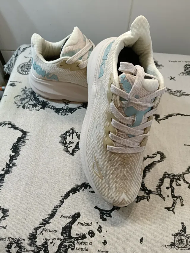 Zapatillas deportivas blancas y azules