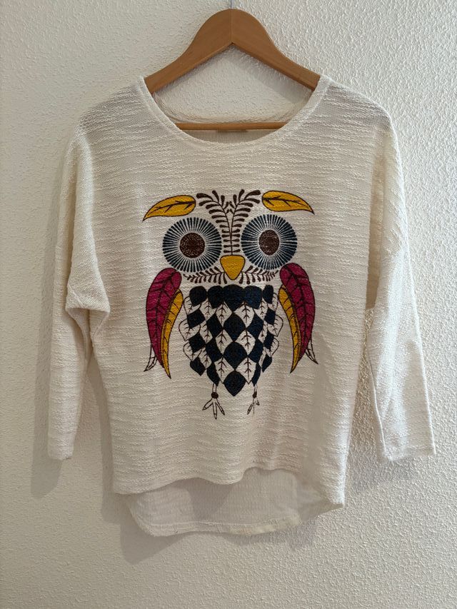 Blusa blanca con estampado de búho