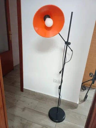 Lámpara de pie vintage naranja y negra