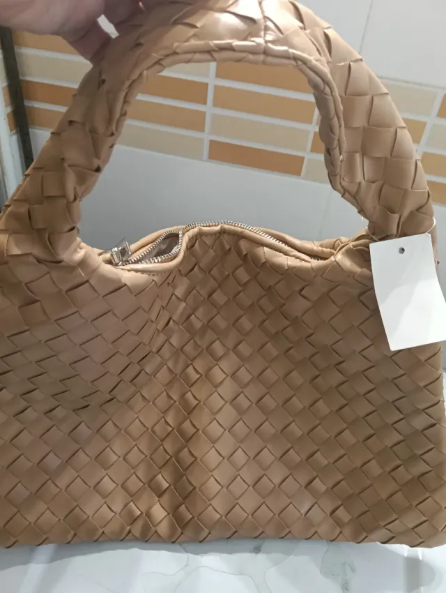 Bolso tejido beige