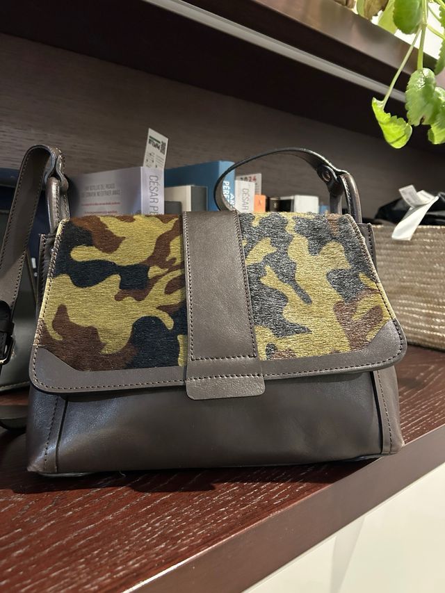 Bolso piel marrón y animal print