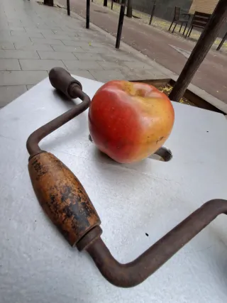 Berbequí antiguo de madera y metal