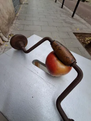 Berbequí antiguo de madera y metal