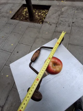 Berbequí antiguo de madera y metal