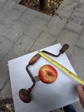 Berbequí antiguo de madera y metal