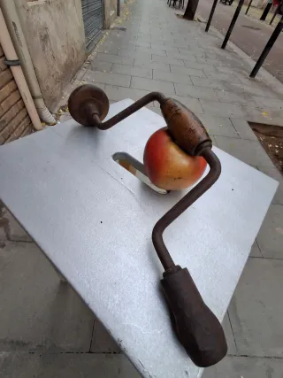 Berbequí antiguo de madera y metal