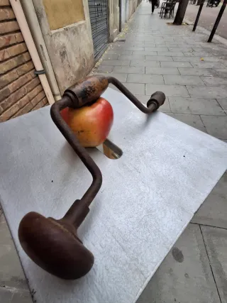 Berbequí antiguo de madera y metal