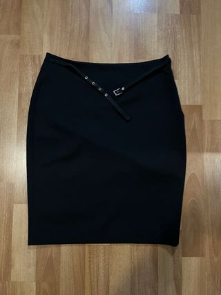Falda lápiz negra con cinturón