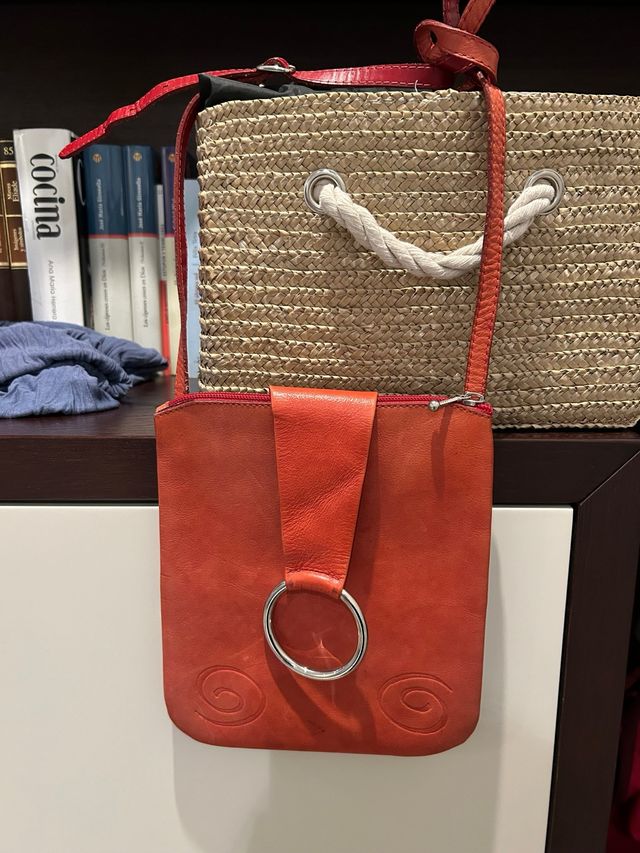 Bolso bandolera piel rojo con detalle aro