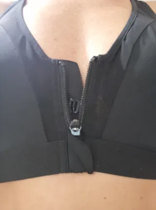 Sujetador deportivo negro con cremallera