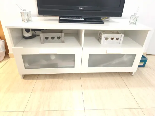 Mesa TV blanca/URGE VENDER! Regalo TV