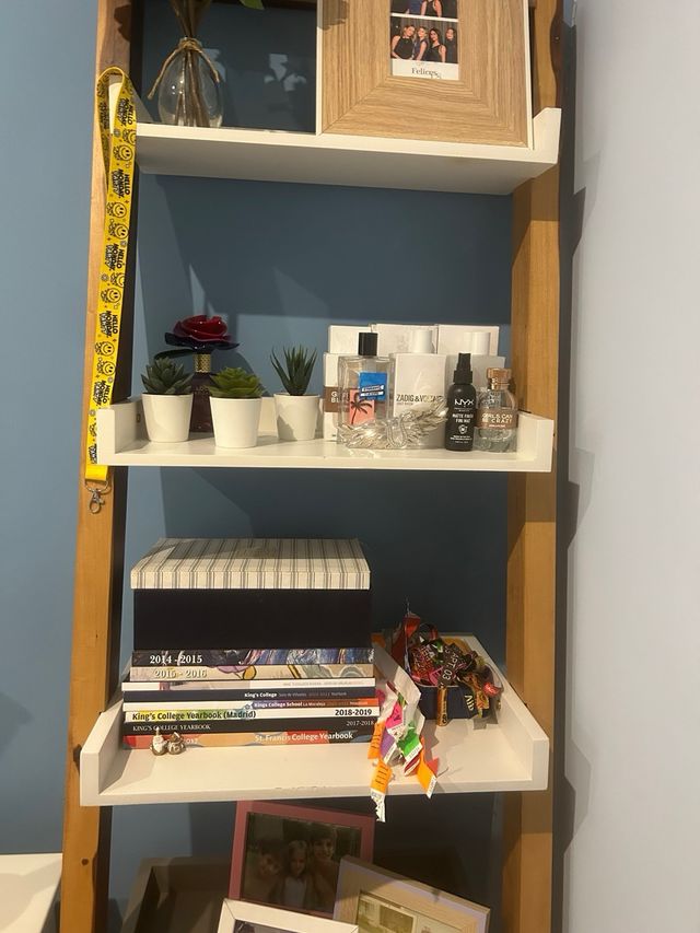 Dos estantería de pared madera y plástico