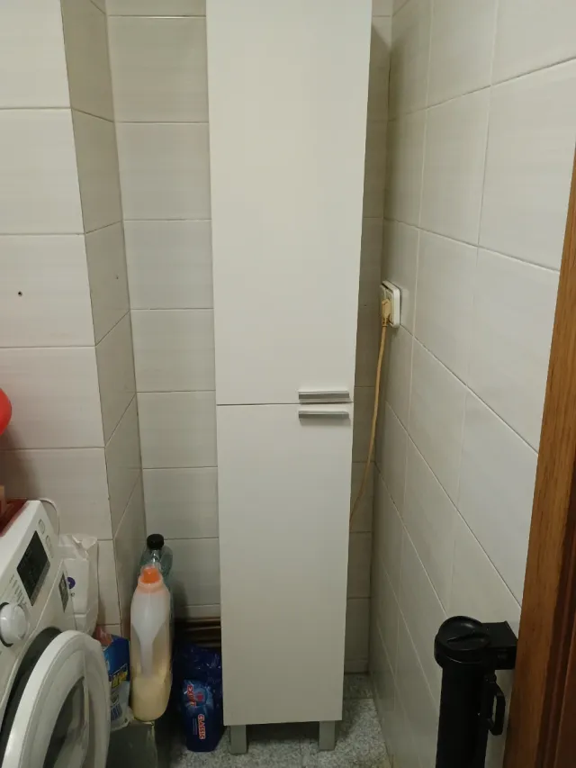 Armario blanco lacado estrecho