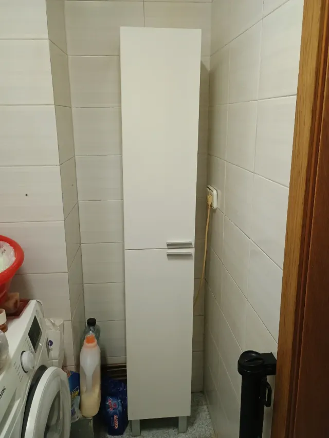 Armario blanco lacado estrecho