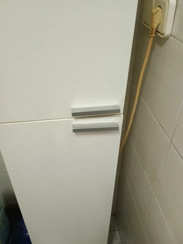 Armario blanco lacado estrecho