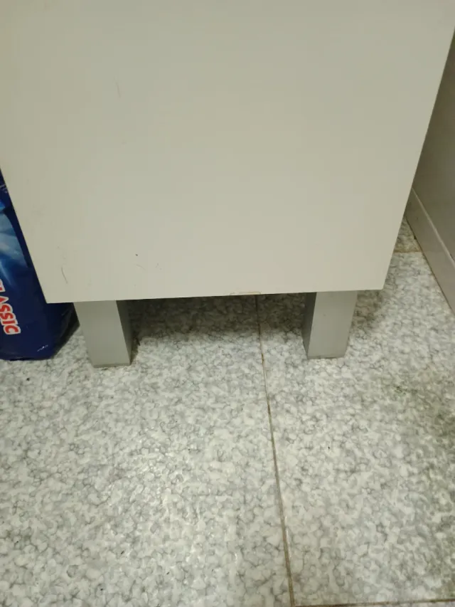 Armario blanco lacado estrecho